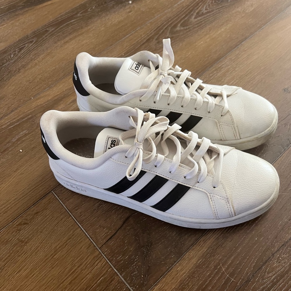 Women’s Adidas tennis shoes size 10